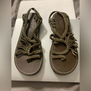 Woman’s Plaka Sandals Brown Leather Open Toe Slip On Size 6 Woven Straps